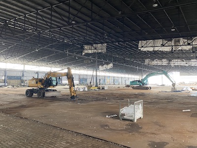 Seehafen Großgeräteinsatz in der Kaihalle